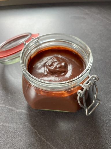 Hausgemachte Schokoladensauce in einem verschlossenen Glasbehälter.